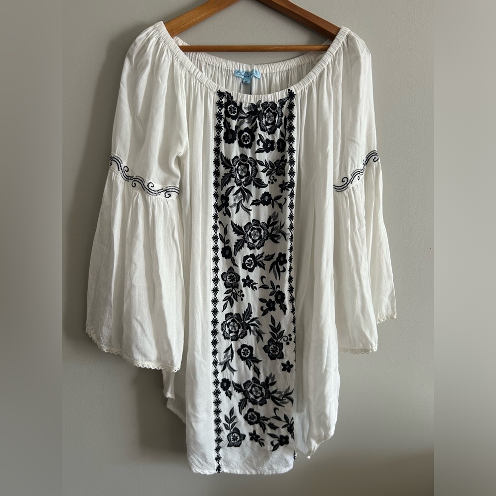 Women’s NWT Solitaire off shoulder beach dress! Size Large.